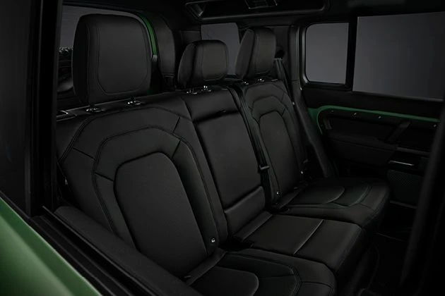 Interior seats are finished in Resist Ebony, with the hockey stick on the centre console featuring Robustec material – the most robust fabric available on Defender